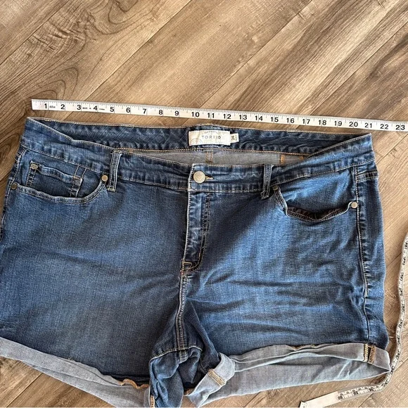 Torrid cuffed denim shorts size 24 - Picture 2 of 7